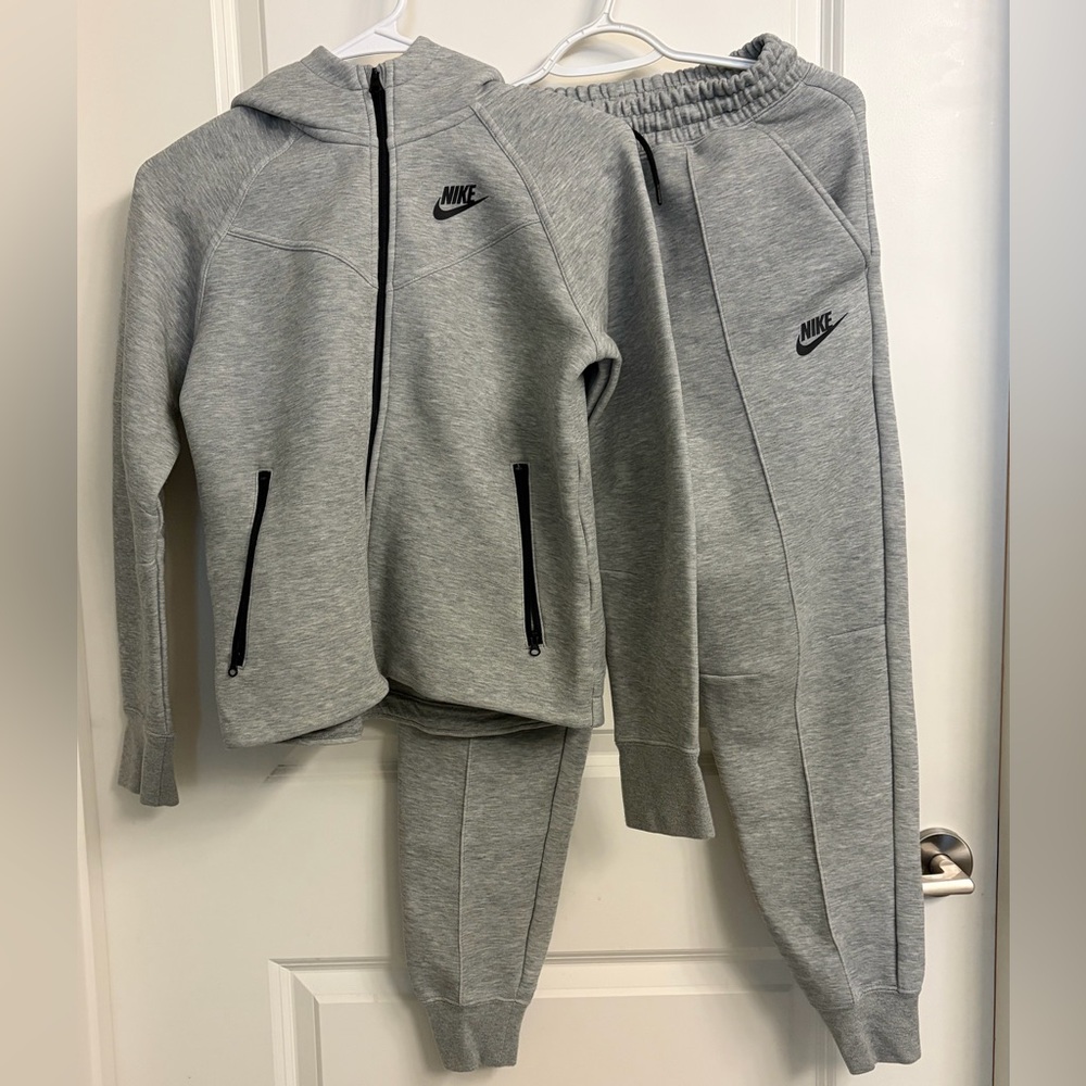 Nike Tech size Youth Large